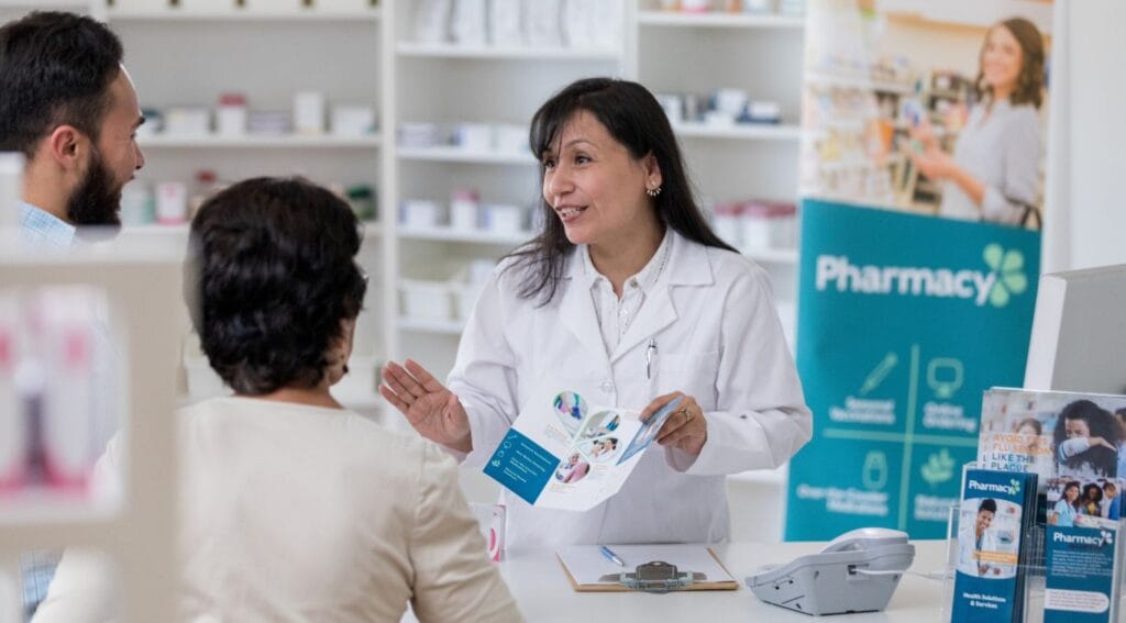 farmaceutica hablando con pacientes