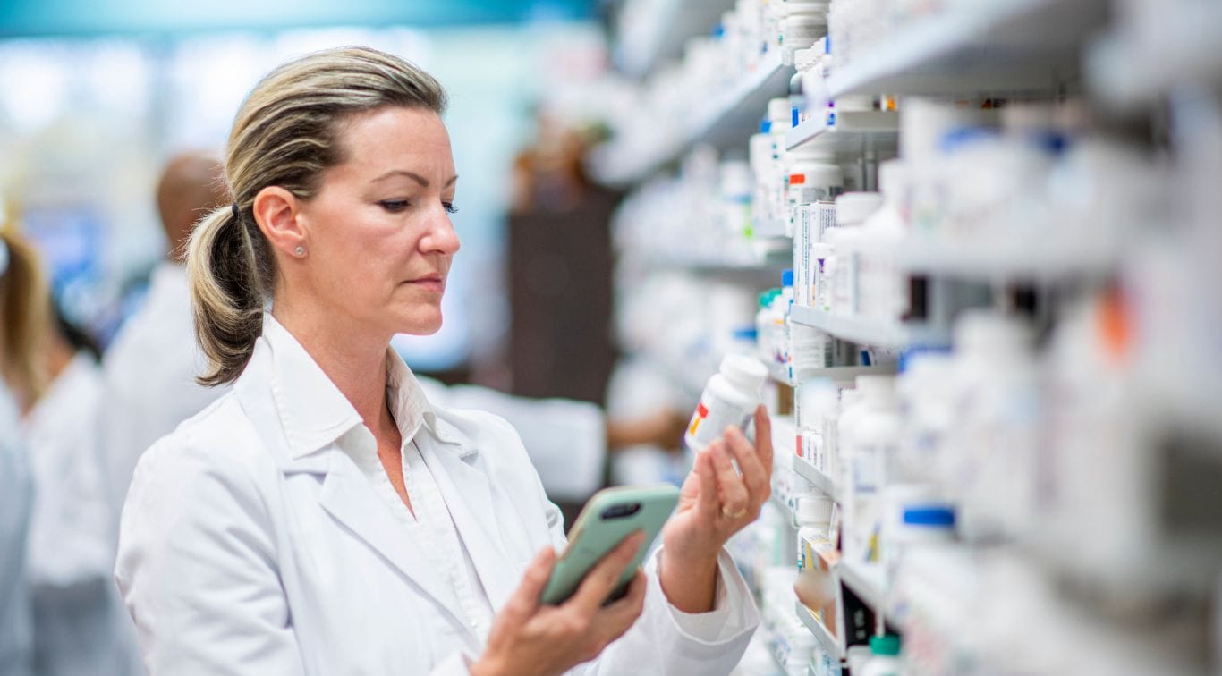 farmaceutica en su farmacia