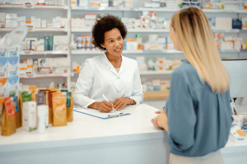 farmaceutica en el mostrador de una farmacia